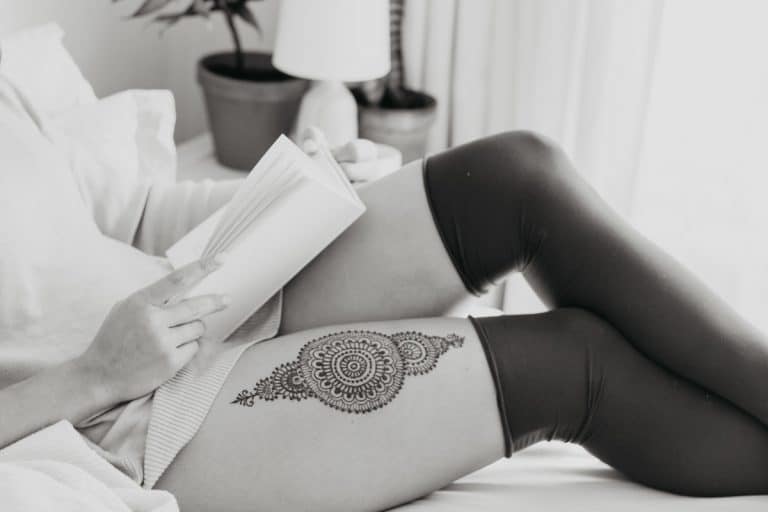 30+ Sexiest Thigh Tattoo Designs For Girls